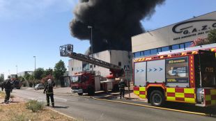 Los bomberos, en el lugar del incendio.