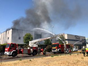 Arde una planta de productos químicos