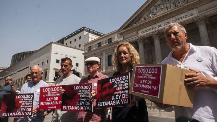 Momento de entrega de las firmas en el Congreso de los Diputados.