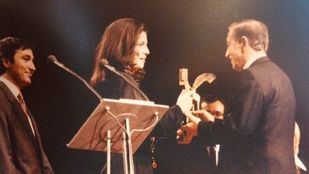 Miguel Gila (a la derecha), recibiendo el Premio Ondas especial en 1993.