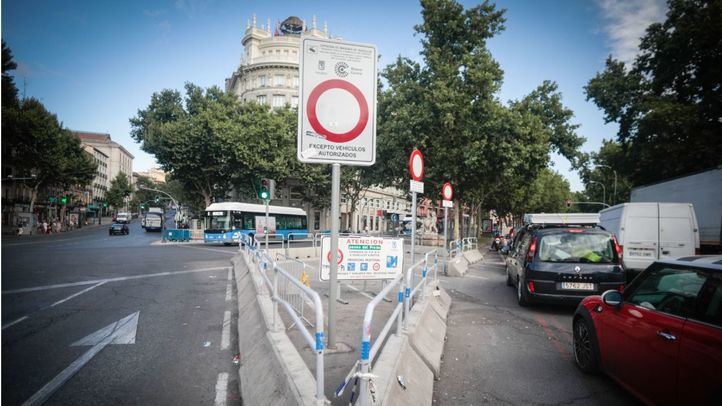 Tráfico intenso en el paseo del Prado el primer día de entrada en vigor de la cancelación de la moratoria de multas.