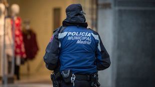 Agentes de la Policía Municipal salvan a un hombre de arrojarse por un balcón