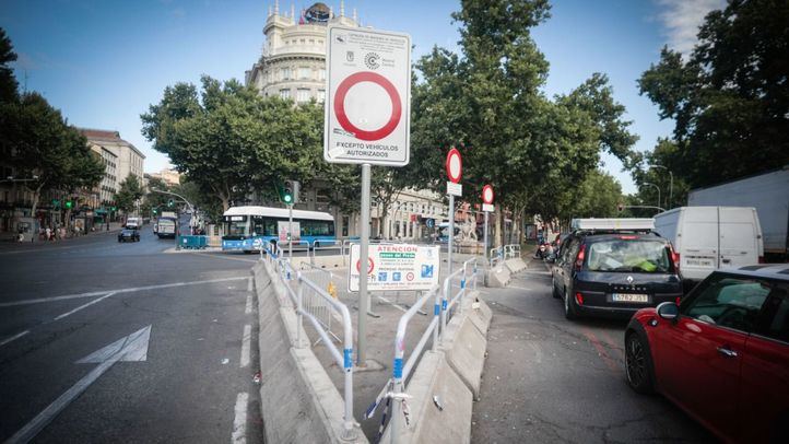 Tráfico intenso en el paseo del Prado el primer día de entrada en vigor de la cancelación de la moratoria de multas.