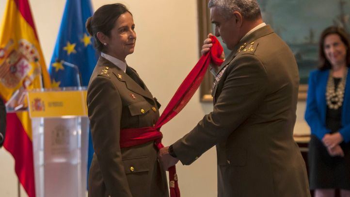 El general Francisco Javier Varela, Jefe del Estado Mayor del Ejército de Tierra, ha sido el encargado de ponerle el fajín rojo.