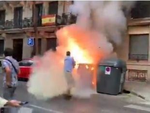 Susto en la sede de Vox: arde un contenedor y Ortega Smith apaga el fuego