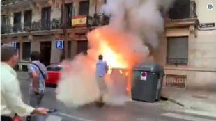 Ortega Smith, apagando el fuego, en un instante del vídeo subido a la cuenta de Twitter de Vox.