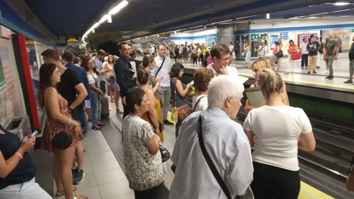 Viajeros en Madrid, hacinados en vagones y andenes como consecuencia de la reducción de trenes de Metro en verano.