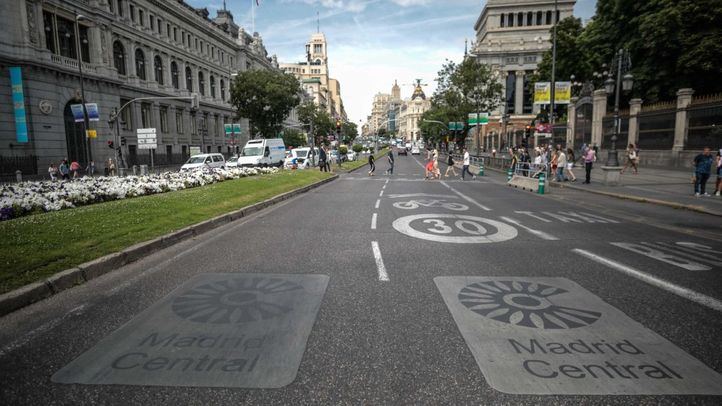 Señales de Madrid Central pintadas en el suelo de la calle Alcalá a la altura de Cibeles.