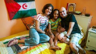 Los actores Pepe Viyuela y Elena González con Rifa, la niña de 11 años que acogen en verano desde el año pasado.