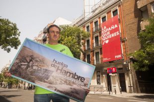 El actor César Vea, arruinado y en huelga de hambre frente a la sede del PSOE