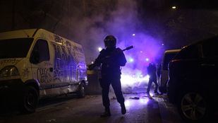 Cinco detenidos, dos agentes heridos y un apuñalado en los disturbios de Lavapiés