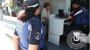 La Policía rescata a 3 perros y 40 aves tras romperse la cadera su dueña