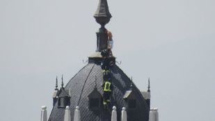 Rescatado el hombre que amenazaba con tirarse desde un edificio de la Gran Vía