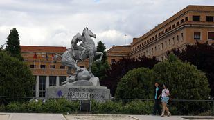 Plaza junto a la facultad de Medicina de la Universidad Complutense.