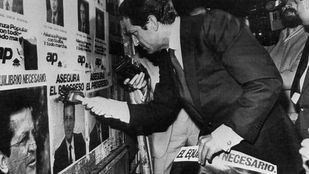 Adolfo Suárez coloca un cartel electoral en la campaña para las elecciones generales de 1977