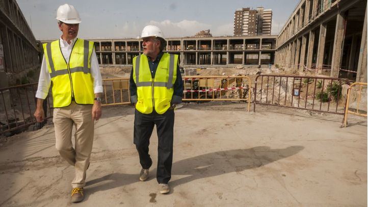 Pepu Hernández, portavoz en el Ayuntamiento de Madrid del Psoe, visita las obras de rehabilitación del mercado de frutas y verduras del Ayuntamiento en la Plaza de Legazpi.