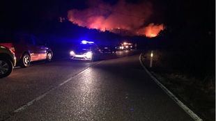 Un incendio en El Berrueco obliga a cortar carreteras y a desalojar a varios vecinos