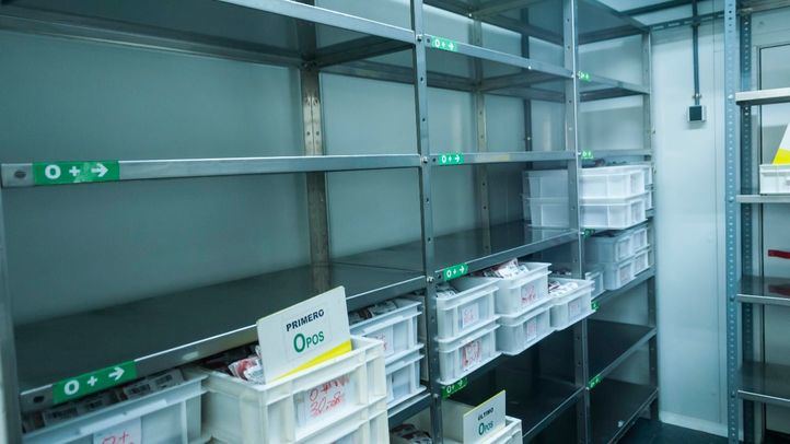 Estantes vacíos en las reservas de sangre 0+ en el Centro de Transfusiones de Madrid.