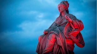 Una Cibeles de rojo en favor de erradicar la Hepatitis C