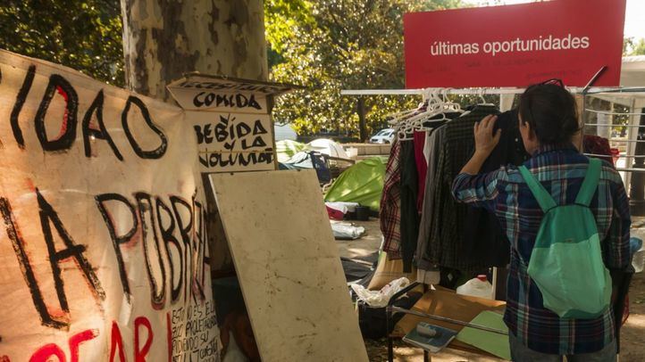 María, de Córdoba, organiza parte del Campamento de gente sintecho que permanece en el Paseo del Prado.