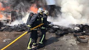 Los bomberos, actuando para apagar las llamas.