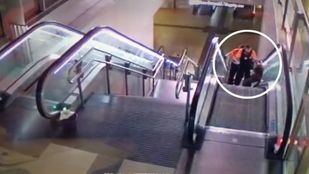 Brutal paliza de dos guardias de seguridad a un hombre