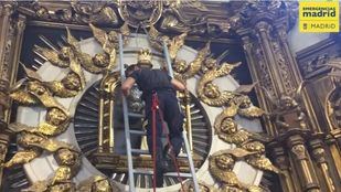 Los Bomberos de Madrid ensayan la bajada del cuadro de su patrona
