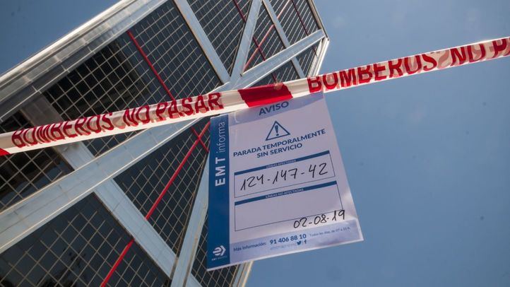 Torres Kio acordonadas tras el desprendimiento de una góndola de limpieza.