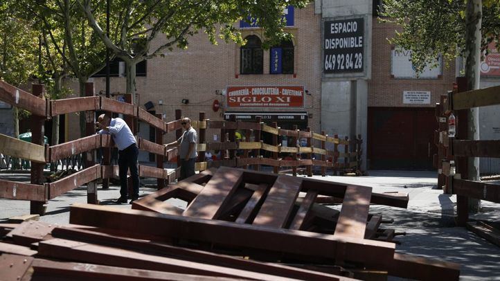 Montaje del vallado para los encierros en Leganés en una foto de archivo.