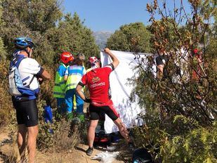 Un grupo de ciclistas salva la vida de un compañero al practicarle maniobras de RCP