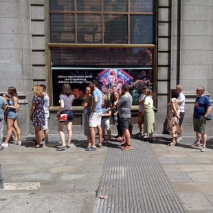 La fiebre ' Stranger Things' : largas colas en el Edificio Telefónica