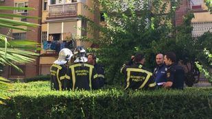 Bomberos en el lugar del incendio.