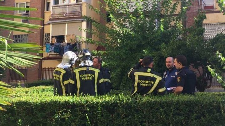 Bomberos en el lugar del incendio.
