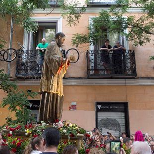 San Cayetano se pasea por el Rastro