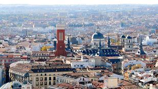 Vistas de Madrid desde Telefonica: la Real Casa de Correos en Sol con su árbol navideño y más allá las iglesias de Santa Cruz y San Isidro, al fondo Carabanchel.