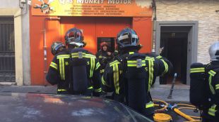 Bomberos de Madrid sofocan un incendio en un taller del distrito de Usera.