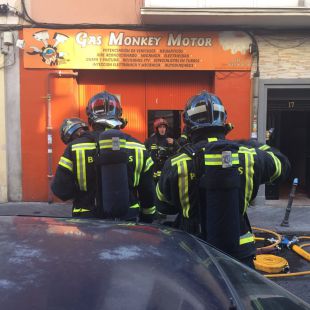Sofocado un incendio en un taller mecánico de Usera