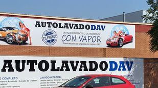 Limpiando coches semidesnudas: el polémico cartel de una empresa de Alcalá