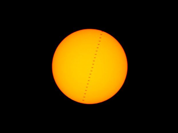 Un fotógrafo captura en Fuenlabrada al sol atravesado en diagonal por una escalera que es la Estación Espacial Internacional en tránsito.
