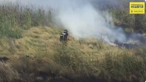 Un incendio de pastos ha amenazado con calcinar varias chabolas de la Cañada Real y naves industriales