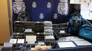 Dos detenidos por intentar introducir 53 kilos de cocaína en la bodega de un avión