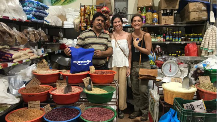 Blanca Carcasona y otra joven becada, en el negocio de un emprendedor panameño de la FMBBVA.