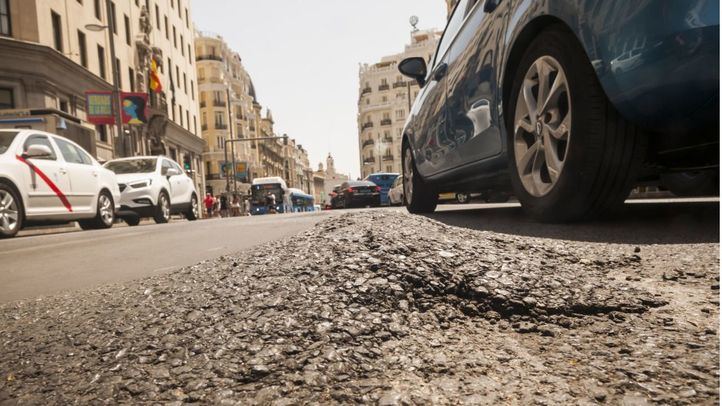 Detalle del desgaste del asfalto en Gran Vía.