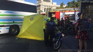 Fallece una motorista en Cibeles tras ser arrollada por un autobús
