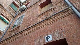Número 11 de la calle Tenerife, en el distrito de Tetuán, donde ha sido hallada la mujer.