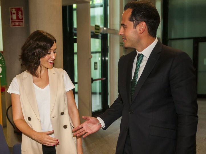 Ayuso y Aguado se dan la mano días antes de la investidura.