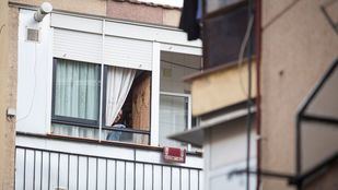 Una vecina de Villaverde Alto asoma su cabeza por la ventana.