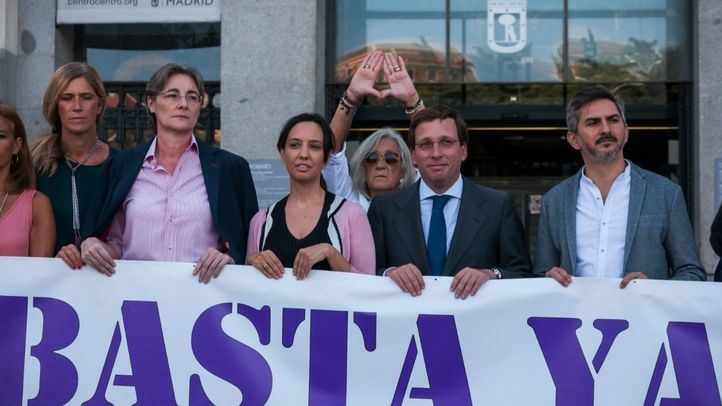 El alcalde, José Luis Martínez-Almeida, durante la celebración del minuto de silencio.