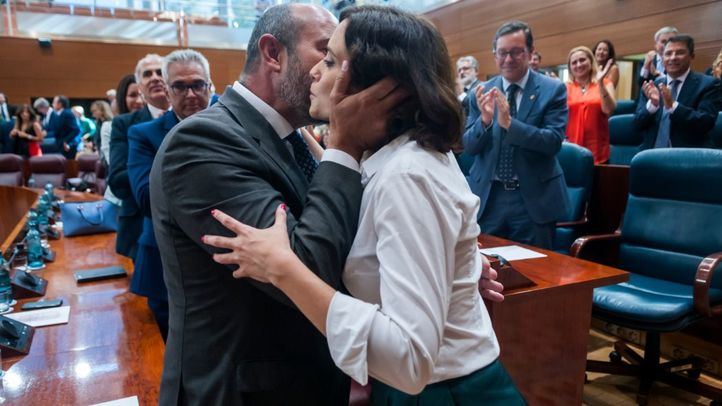 Pedro Rollán e Isabel Díaz Ayuso, durante el pleno de investidura de la presidenta de la Comunidad de Madrid.