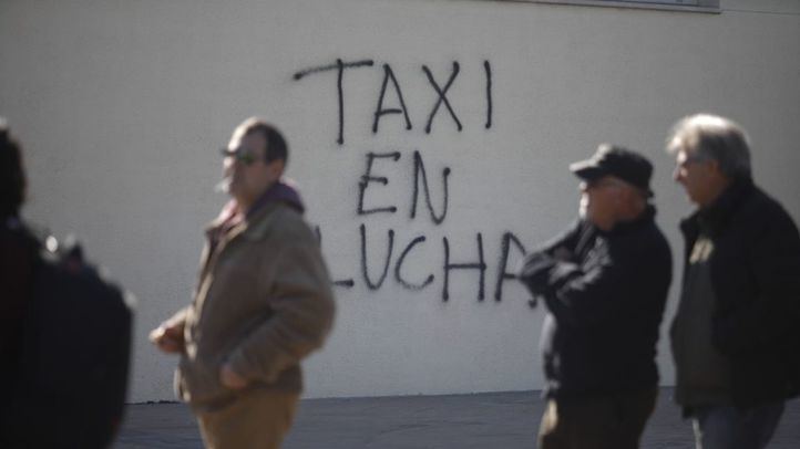 Pintada reivindicativa de la lucha del sector del taxi para exigir la regulación de las VTC